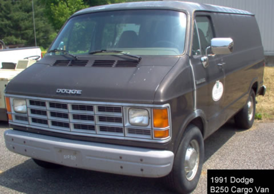 Vente aux enchères de la pépinière d'État de Marietta Le 23 juillet 2011/1991 Dodge B250 Van.jpg