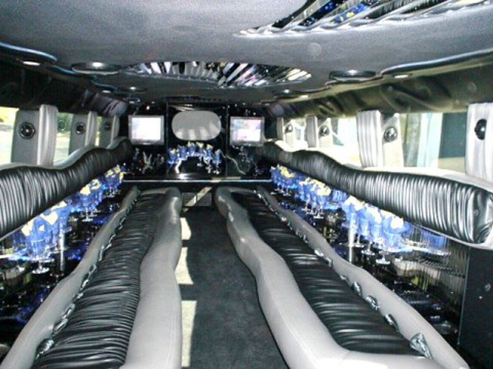 Intérieur de la limousine Hummer H2. Appelez le 321-636-3330