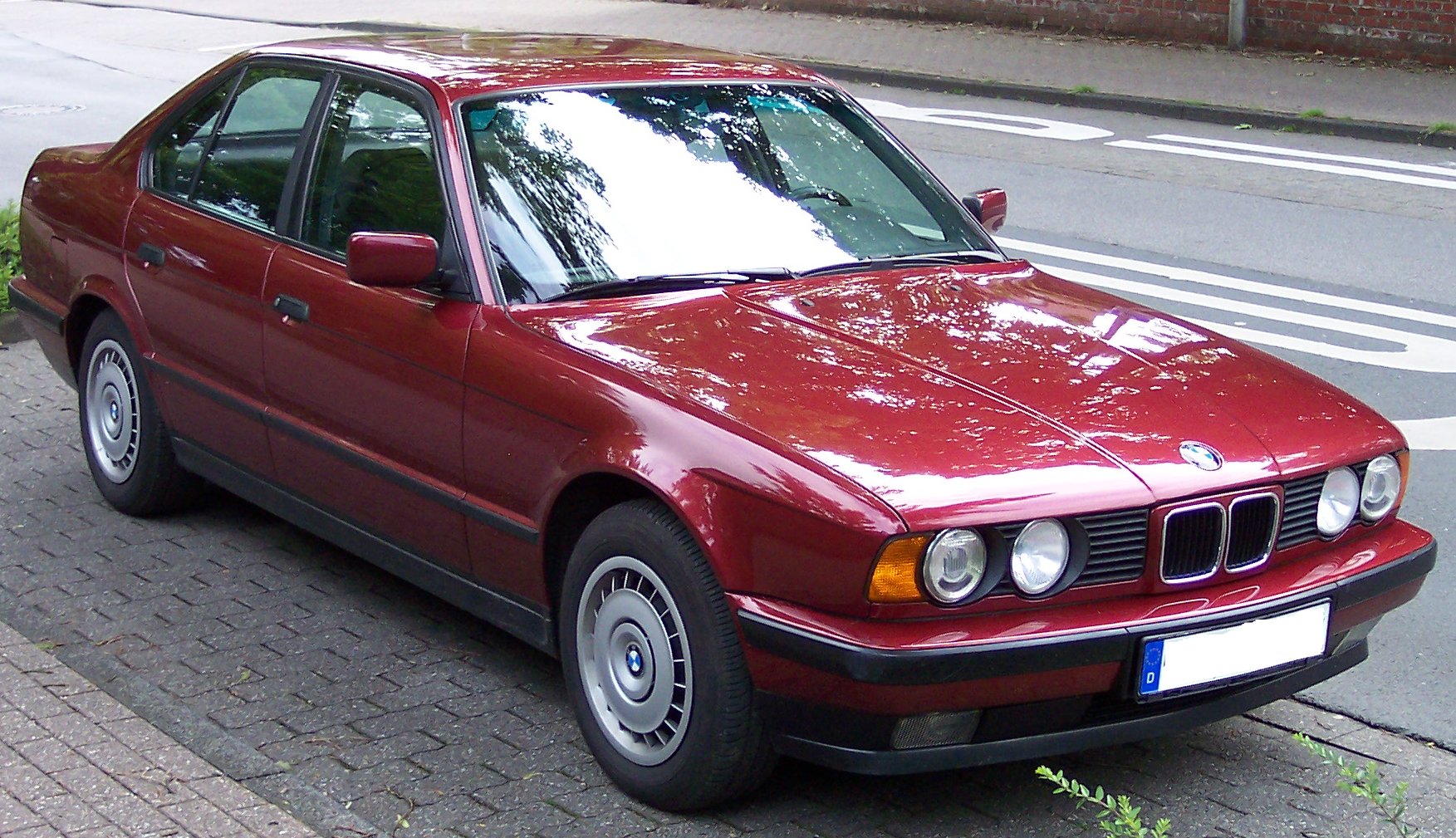 Fichier: BMW Série 5 Ancien Modèle rouge vr.jpg