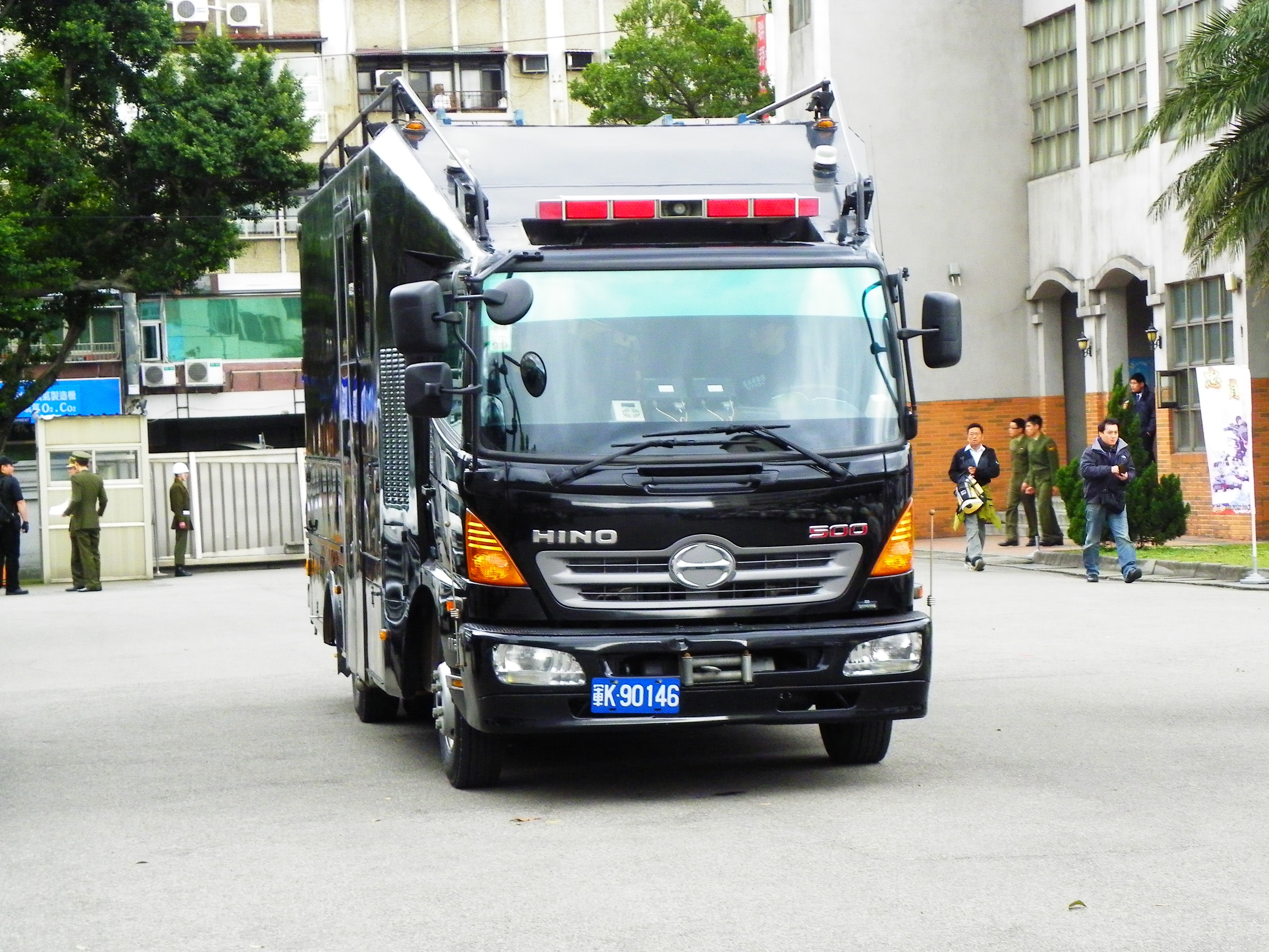 Dossier: Vue de face du camion Hino 500 au siège du ROCMP.jpg