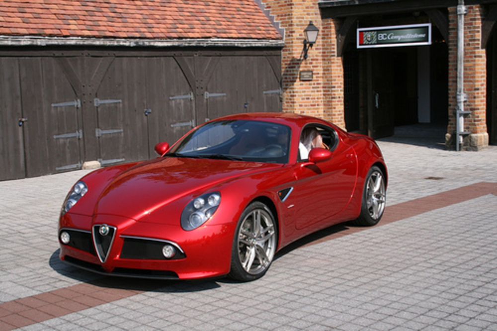 Alfa Romeo 8C Competizione. Prix. $ 240,000. Vitesse maximale. 292 km/h