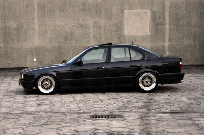 BMW 525i E34 12 Cylindres sur mesure 17x11.5 BBS RS. Vue latérale de l'e34,