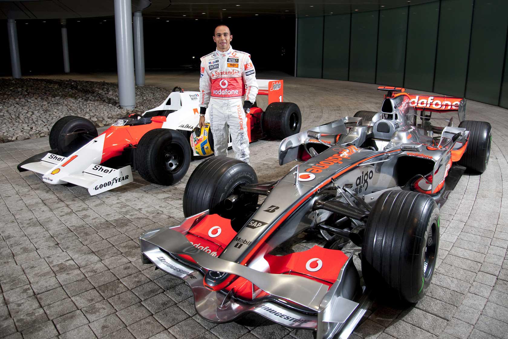 Lewis Hamilton avec la McLaren MP4-23 (2008) et MP4-2C (1986)