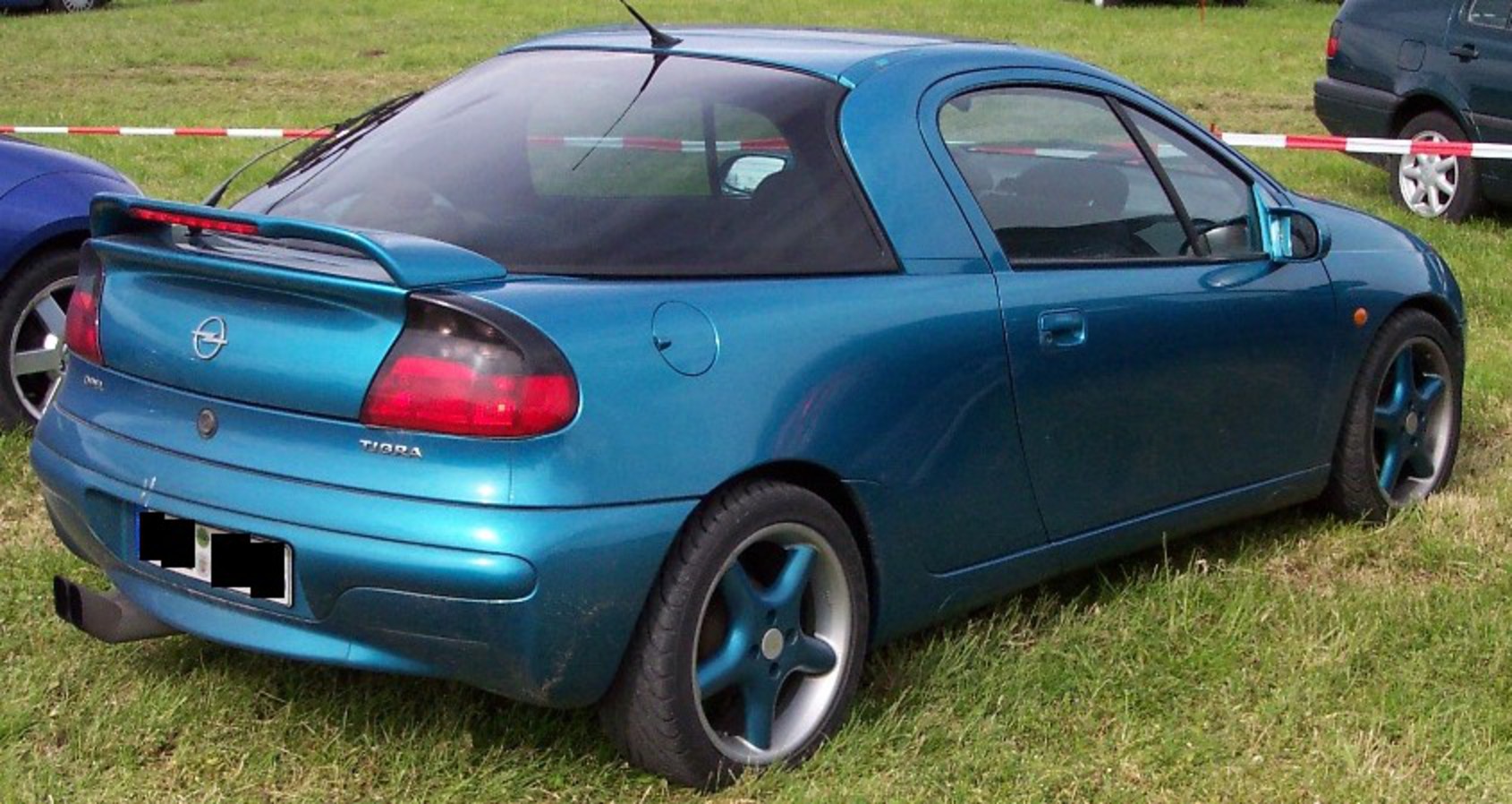 Le modèle Opel Tigra commence 1994 en Allemagne. La fin de la marque est 2000.