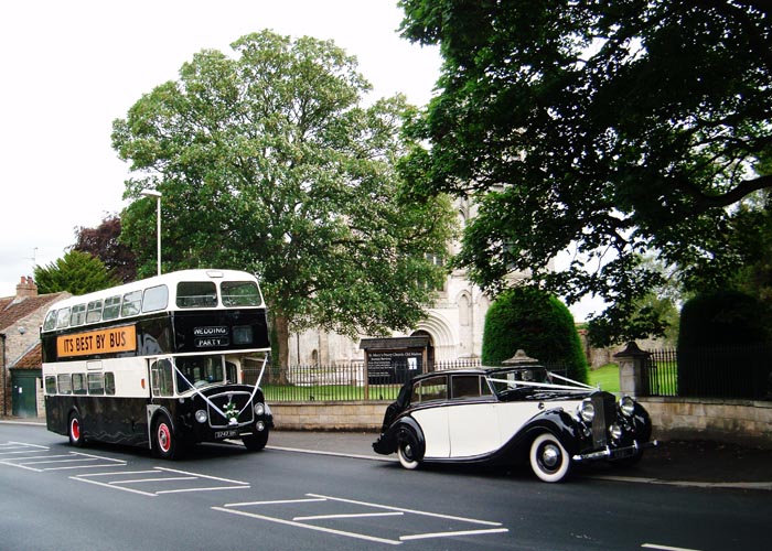 La limousine classique est un bus vintage à deux étages.