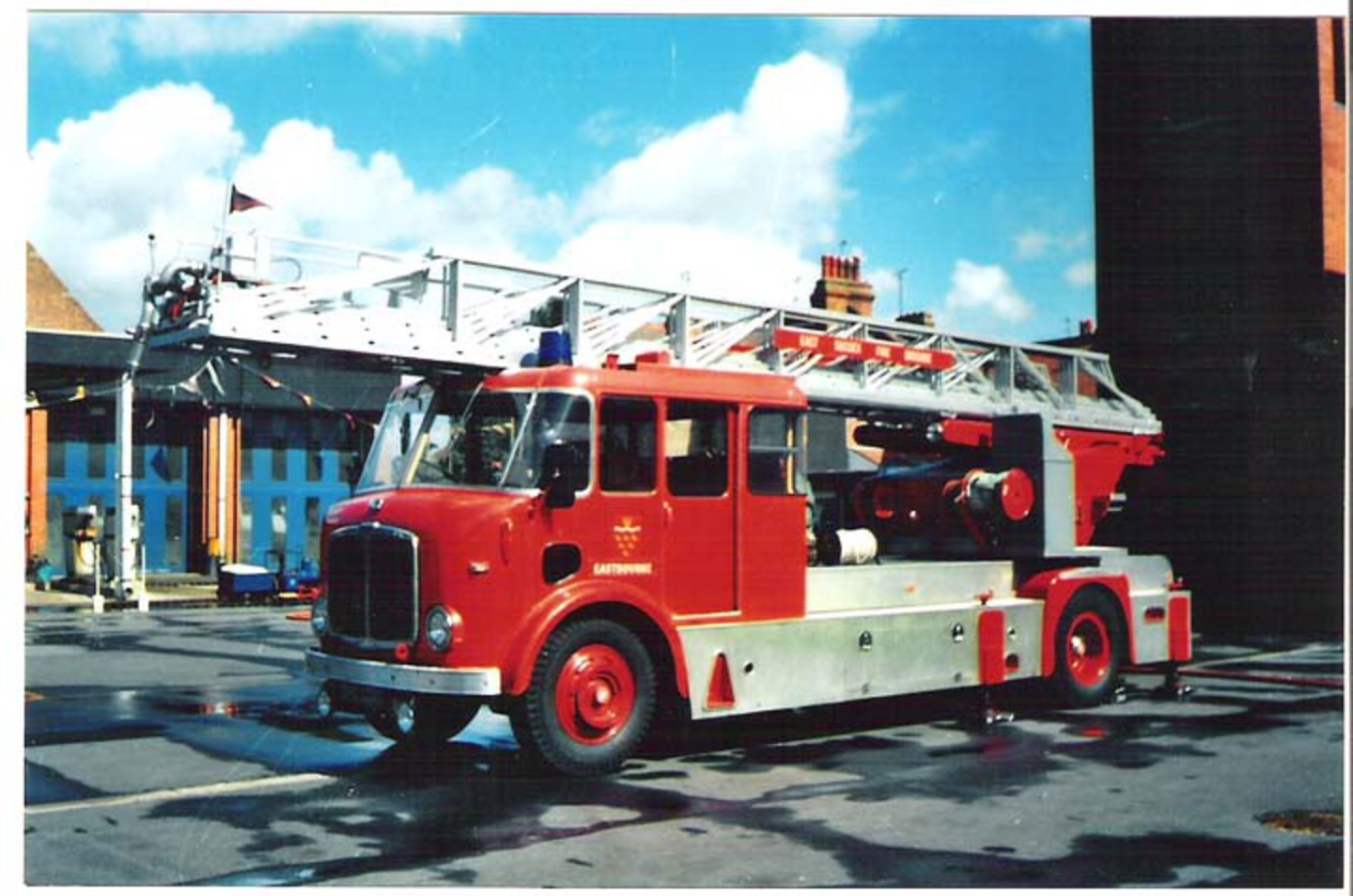 Photos des camions de pompiers - Échelle de platine vinyle AEC / Merryweather Eastbourne