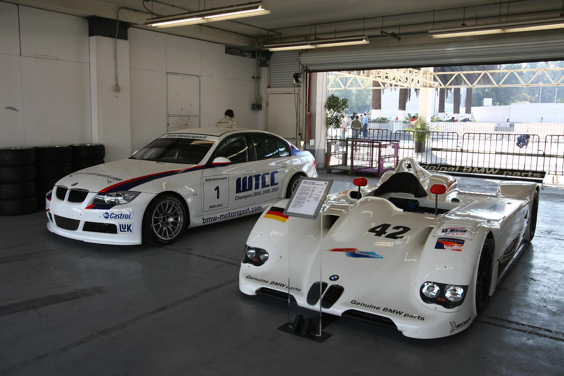 BMW V12 LMR et BMW 320si World Touring Car - F1 Fanatic
