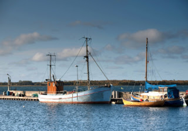 transpress nz: bateaux de pêche au large d'Ebeltoft, Danemark