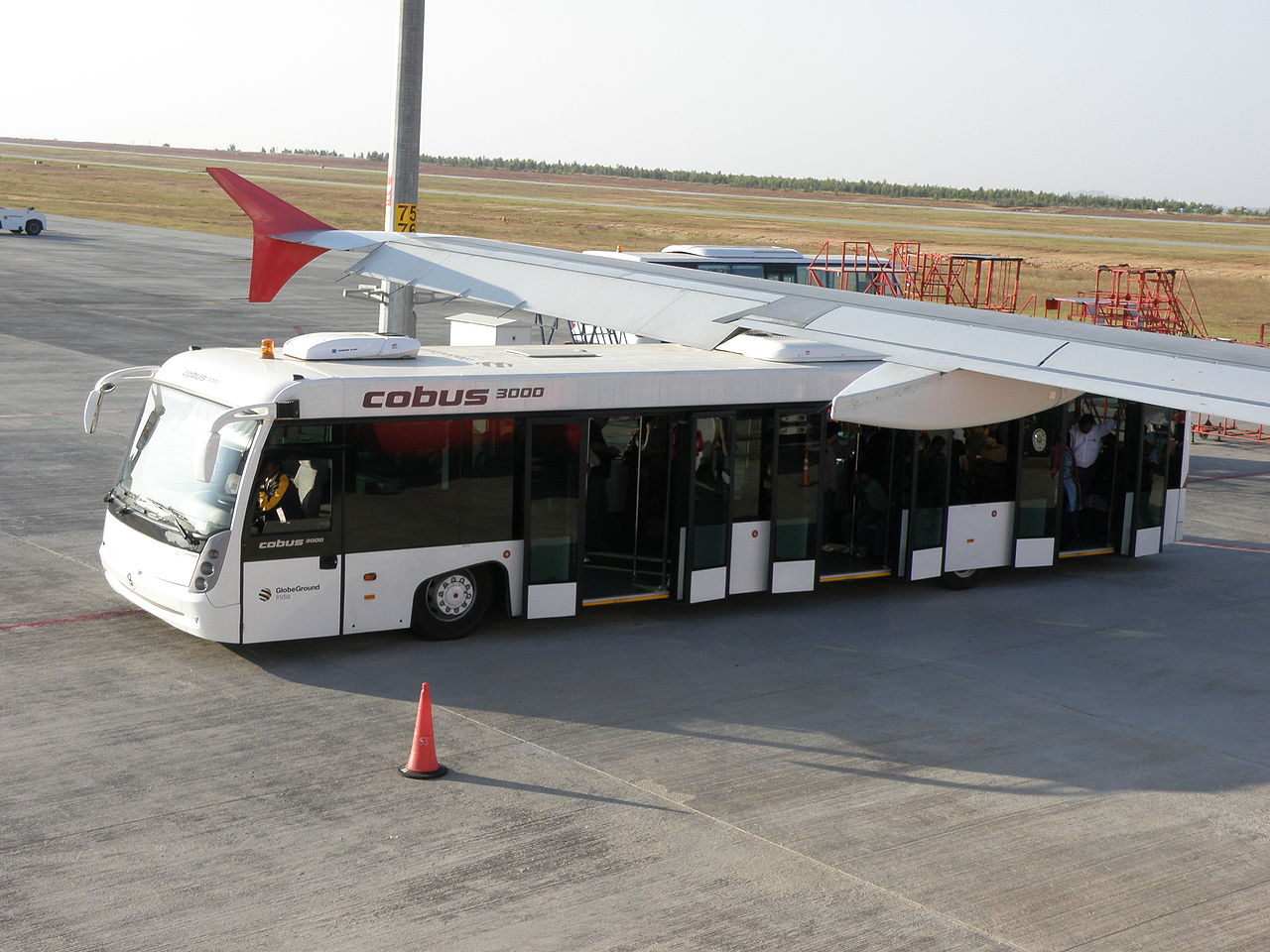 Fichier: Cobus 3000 à l'aéroport international de Bengaluru.JPG - Wikimédia...