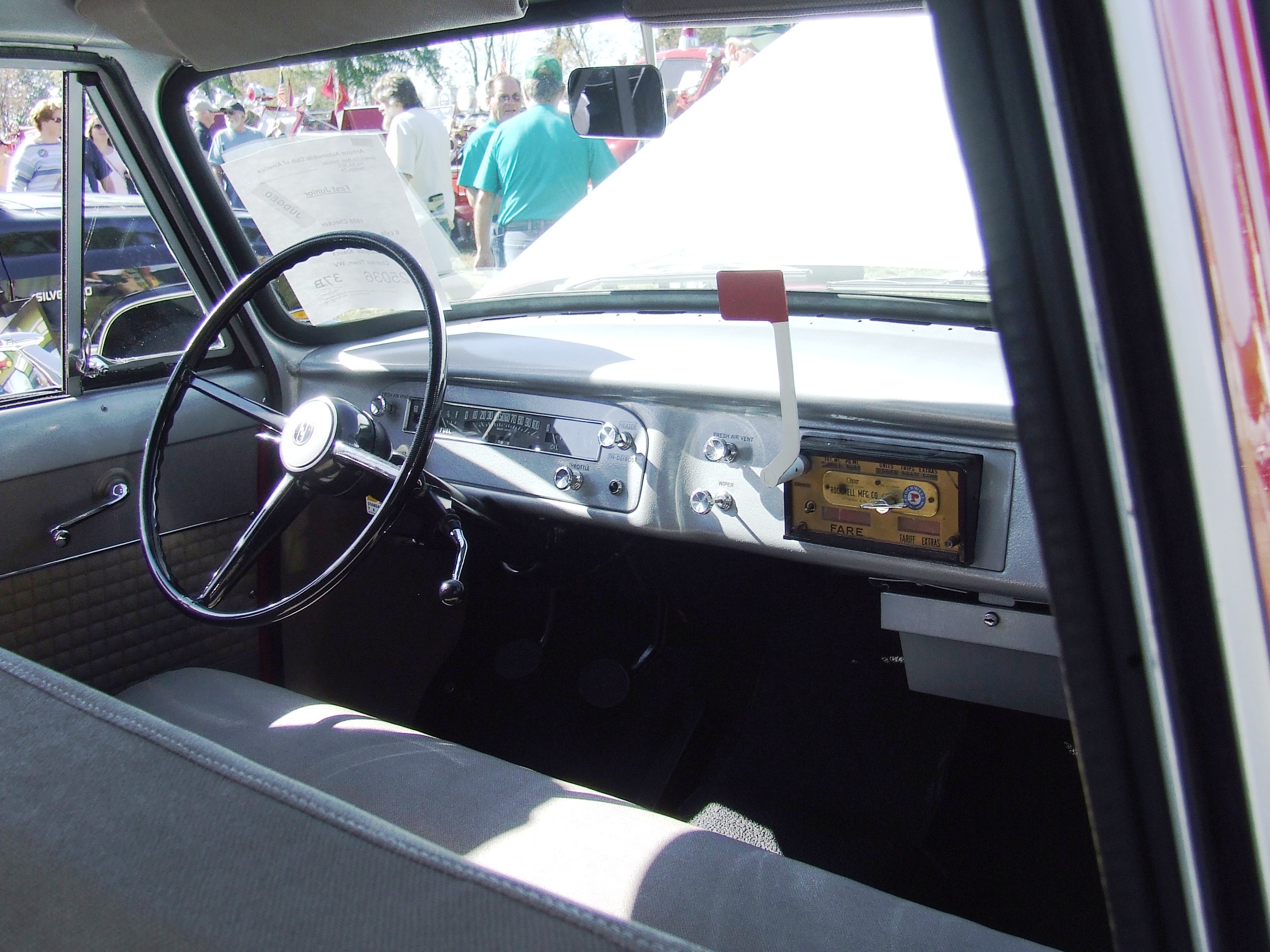 Checker Taxi Cab Dashboard / Flickr - Partage de photos!