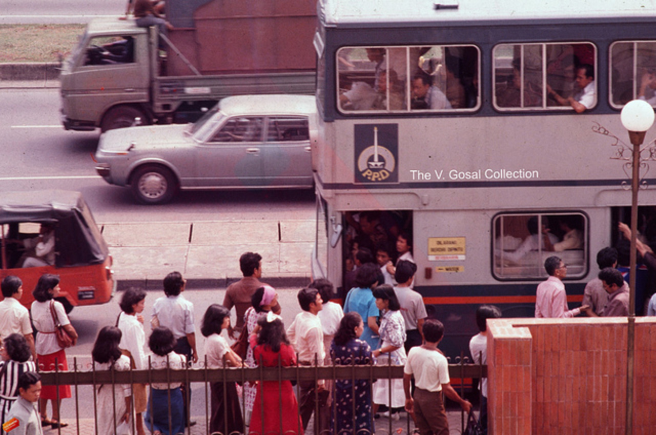 Faire la queue pour prendre le bus à deux étages | Partage de photos sur Flickr!
