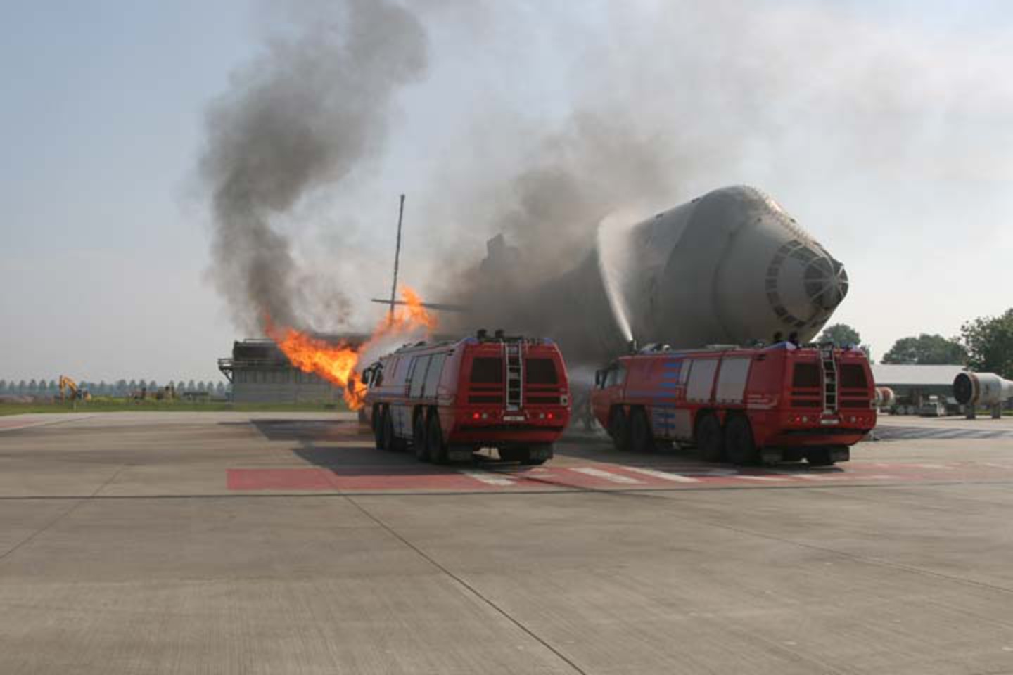 Photos de camions de pompiers - E-One crashtenders luttant contre un incendie de moteur