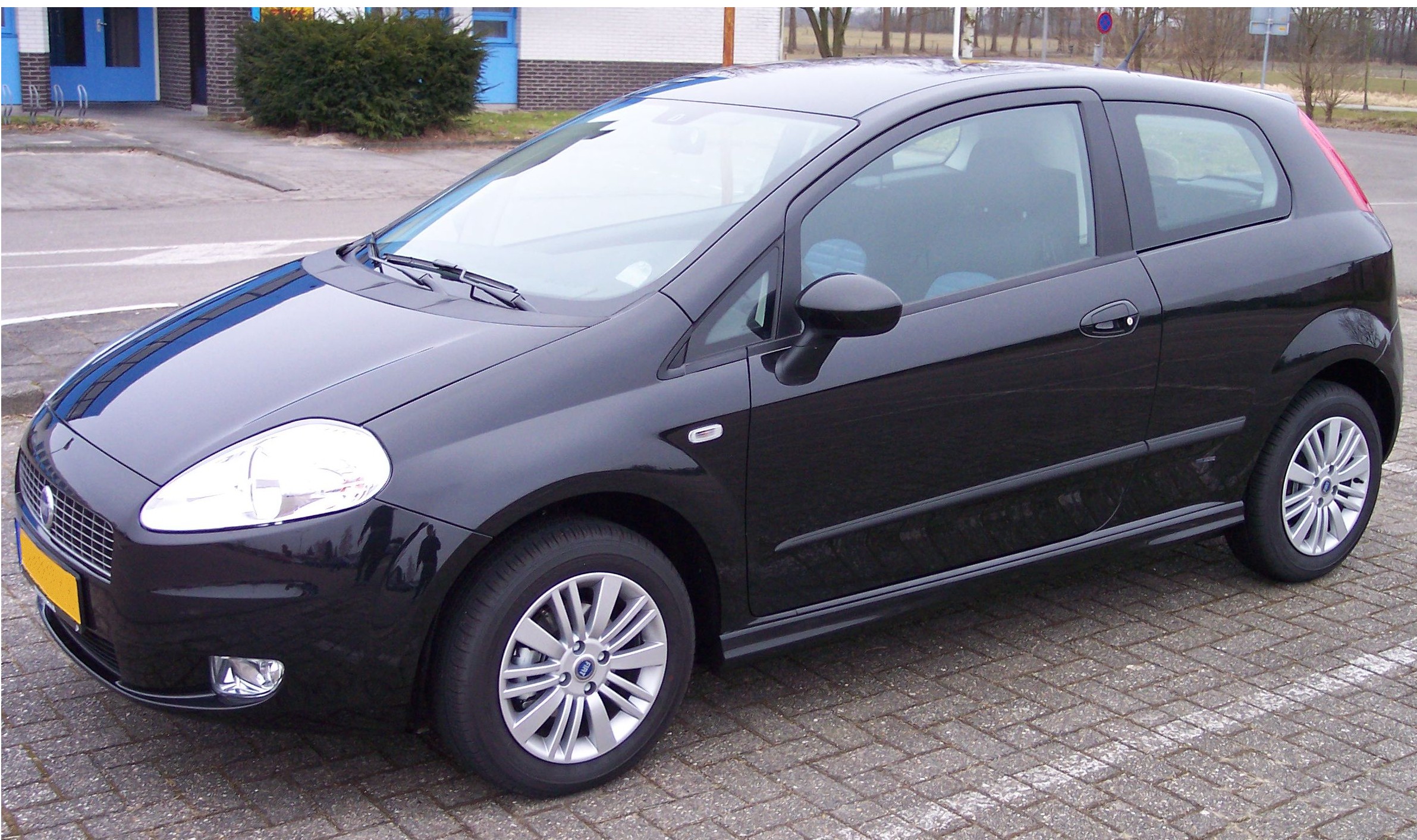 Dossier: Fiat Punto 2006 vl noir - édition.jpg - Wikimedia Commons