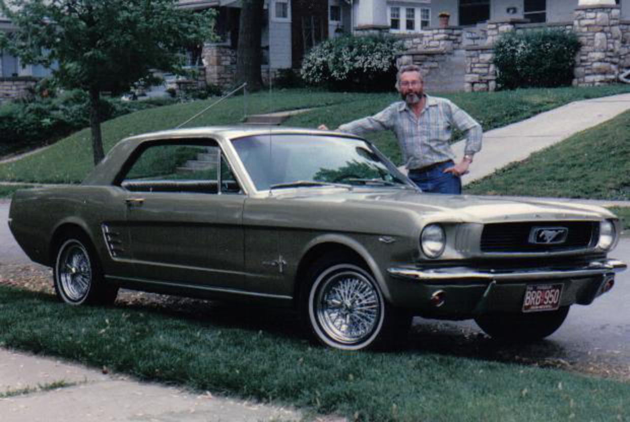 Coupé Ford Mustang 1966 en Sauterne Gold / Flickr - Partage de photos!