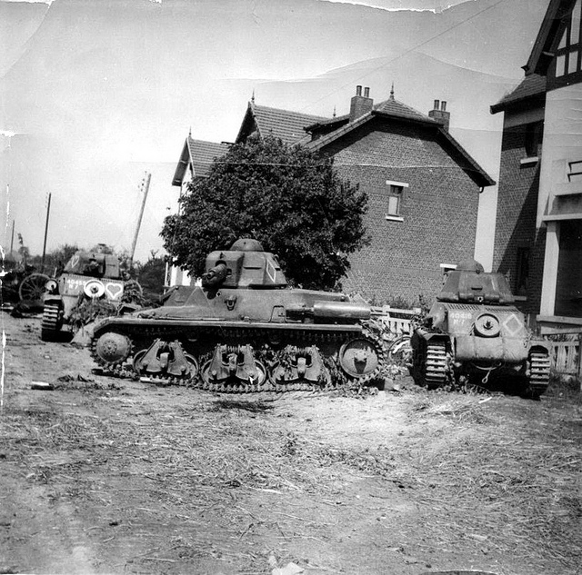 1940, France, Avesnes-sur-Helpe, Des chars franÃ§ais Hotchkiss H-39...
