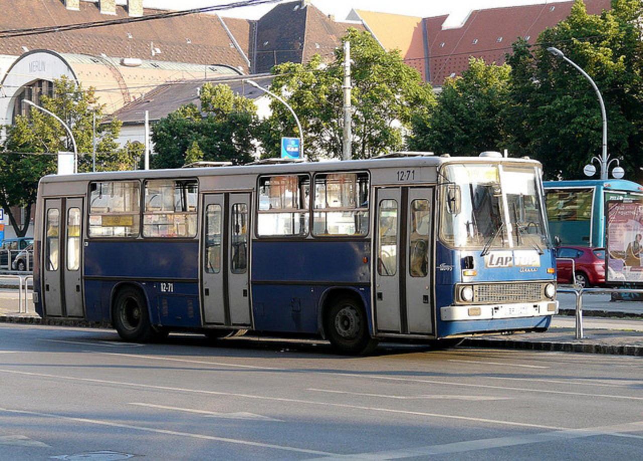 Le bus bleu IKARUS 240 attend de remplacer la ligne de tramway à MdÃ¡ch tÃ©r...