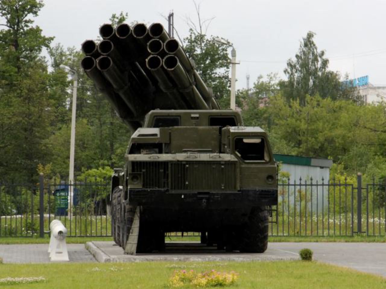 Système de lance-roquettes multiples BM-30 Smerch 9K58 300mm technique...