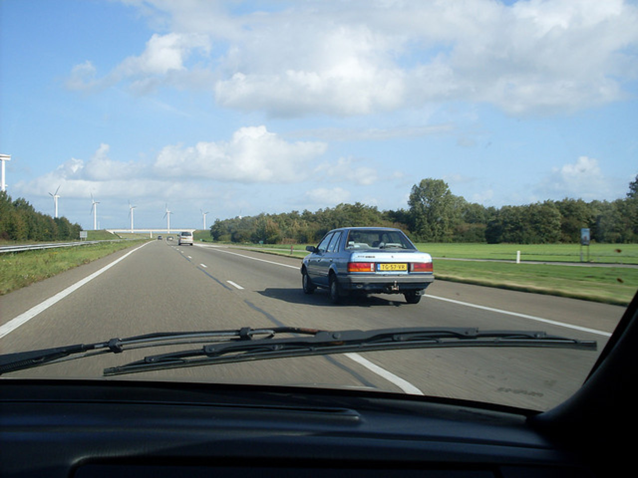 Mazda 323 berline / Flickr - Partage de photos!
