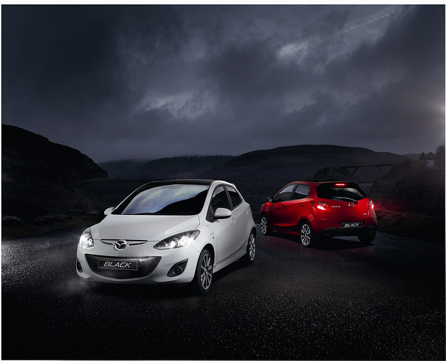 Mazda 2 Blanc et Rouge / Flickr - Partage de photos!