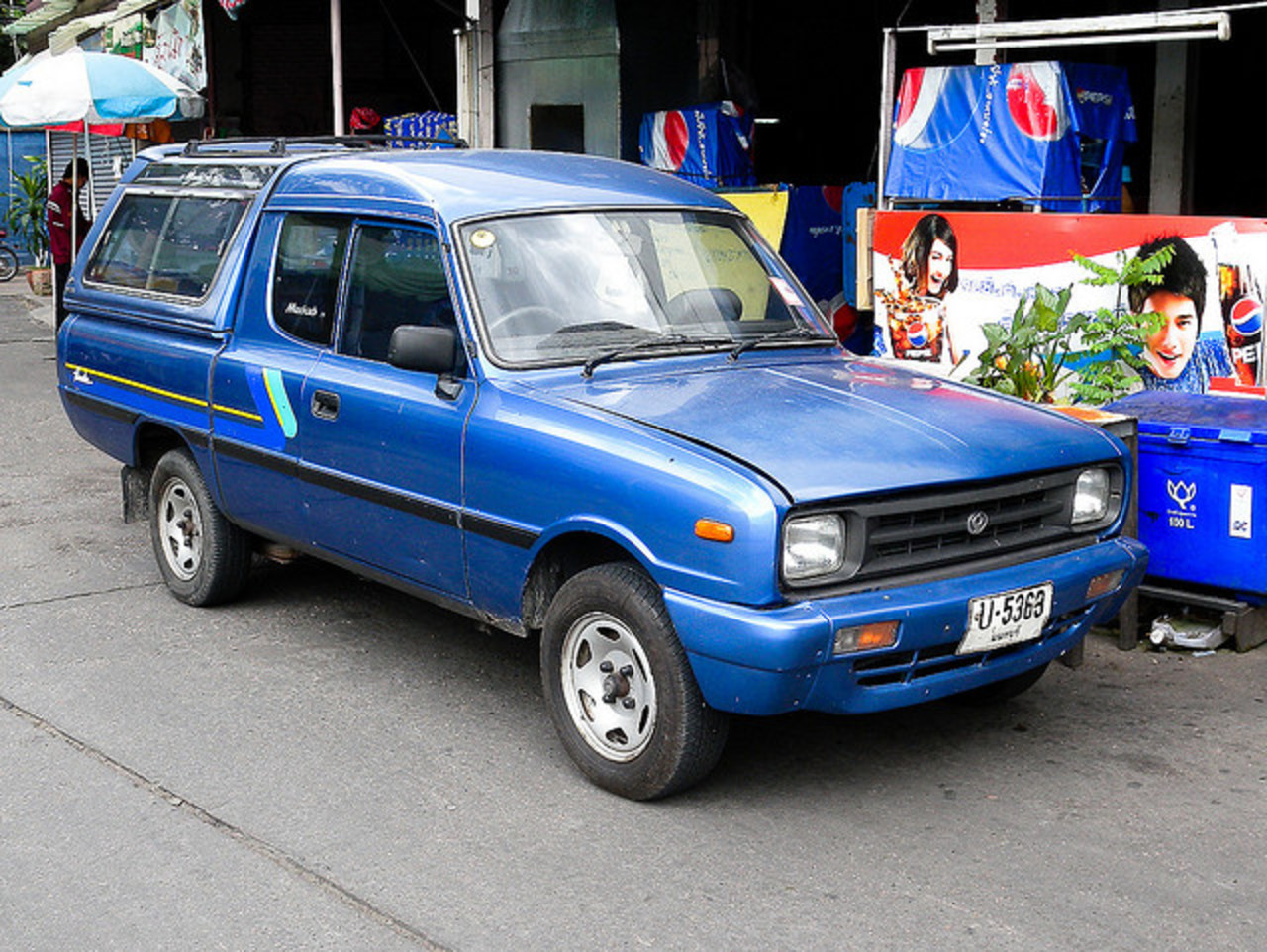 Camion Mazda Familia / Flickr - Partage de photos!