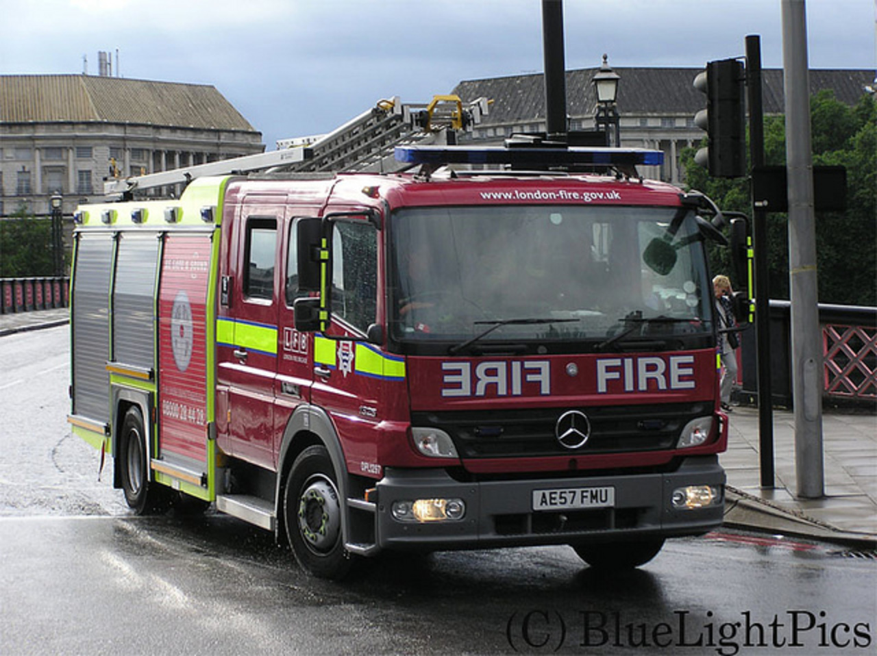 Échelle de pompe Atego Mercedes-Benz de la Brigade des pompiers de Londres - Forrest Hill...