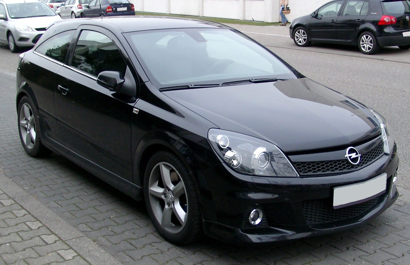 File:Opel Astra H GTC Saphirschwarz.JPG - Wikimedia Commons