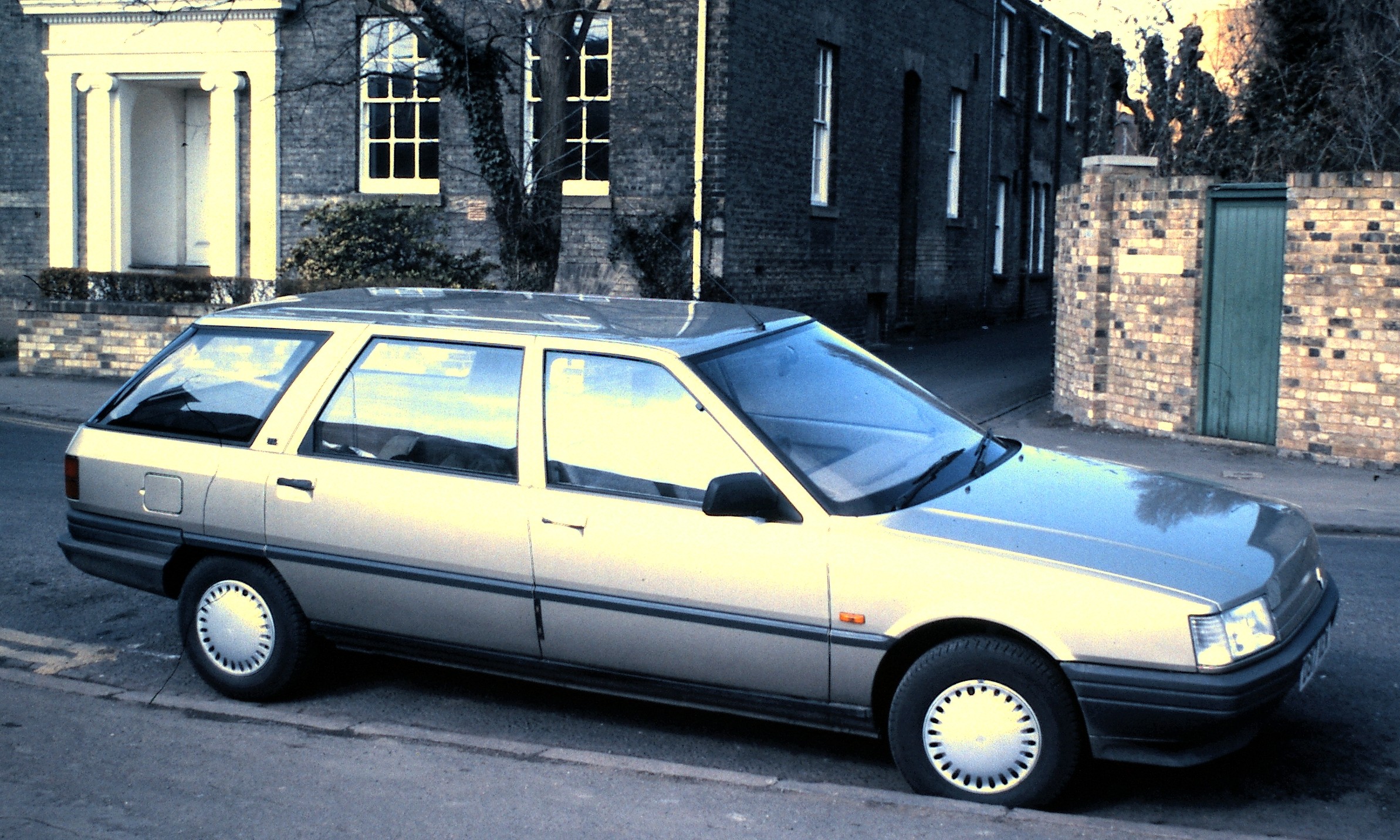 Dossier: Renault 21 Nevada Parkside.JPG - Wikimedia Commons