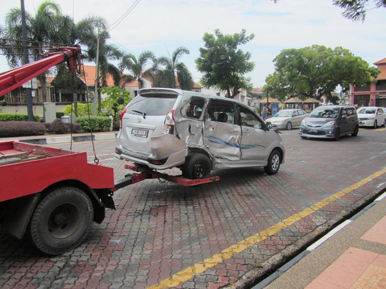 Toyota Avanza 2012 écrasée | Flickr - Partage de photos!