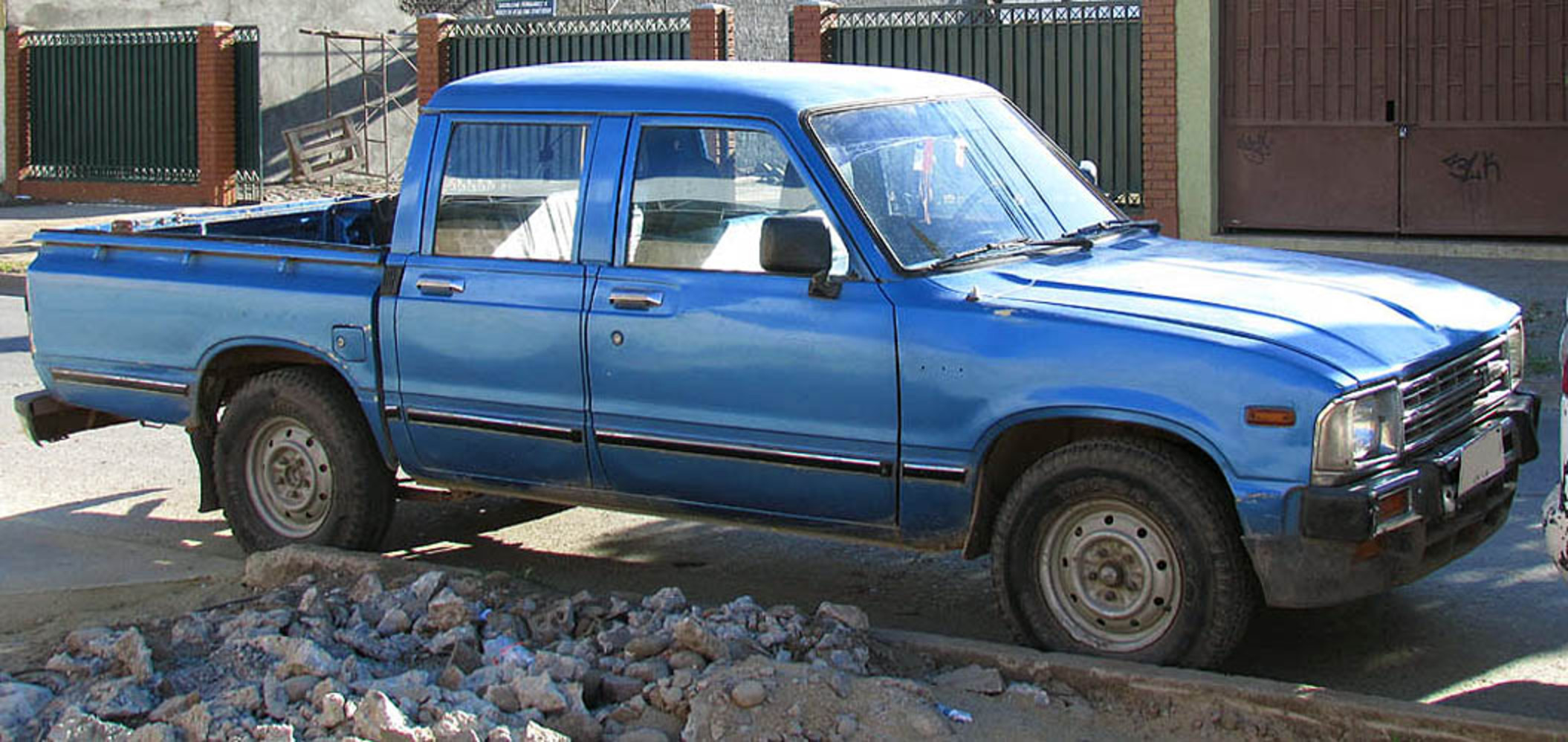 Dossier: Toyota Hilux Crew Cab 1982.jpg - Wikimedia Commons