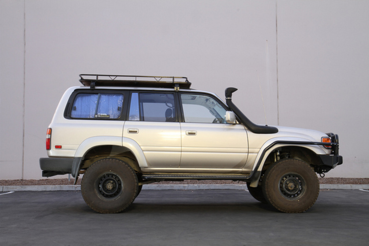 Ремонт крузеров. Ленд Крузер 80 коротыш. Toyota Land Cruiser 80 сбоку. Toyota Land Cruiser 90-х. Toyota Land Cruiser 80 вид сбоку.