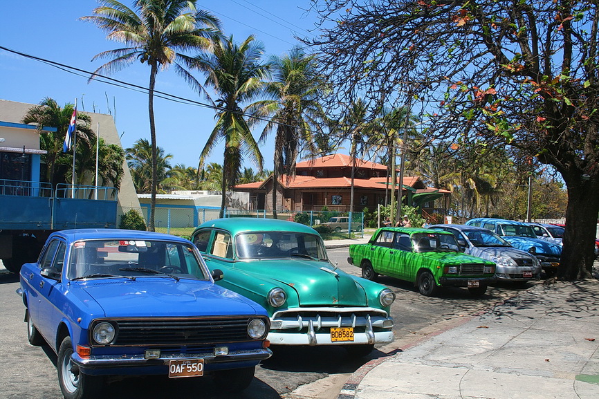 Voitures de Varadero Cuba, la bleue est une Volga GAZ 24 russe...