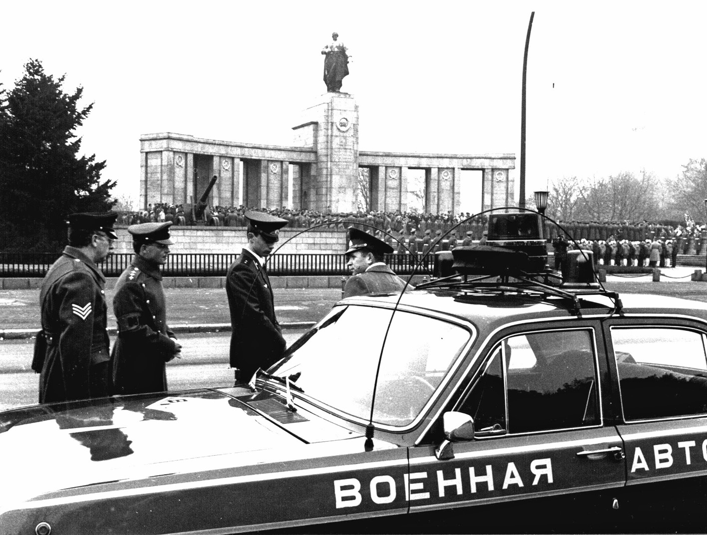 Mémorial de guerre soviétique GAZ 24 Volga, Tiergarten, Berlin années 1980...