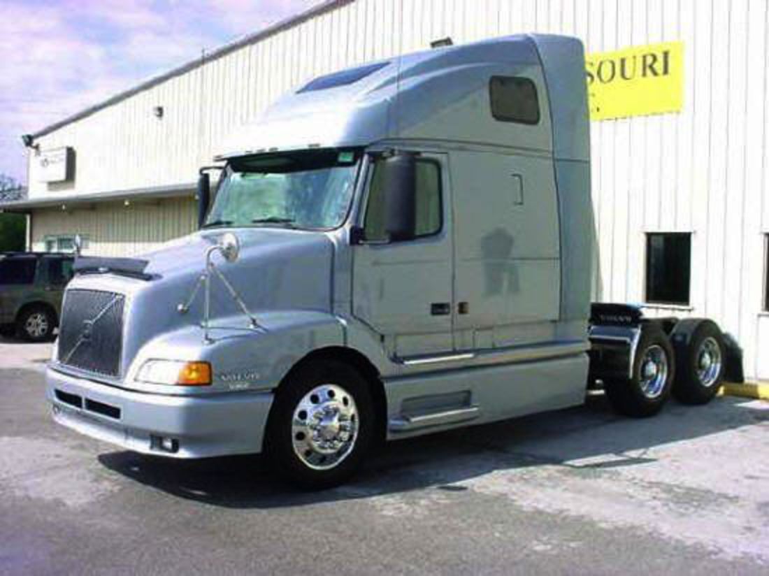 Photo du camion Volvo VNL64T 2003 bleu avant gauche