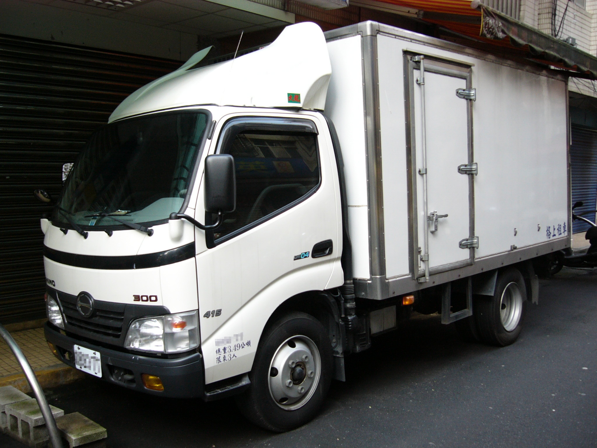 Fichier: Taiwan Hino 300 415 camion avant gauche.jpg