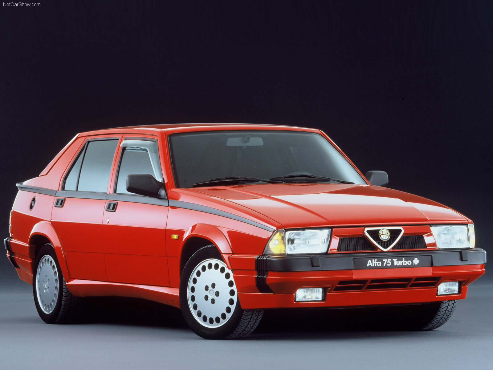 Alfa romeo 75 1.8 turbo (511 commentaires) Vues 33195 Évaluation 13