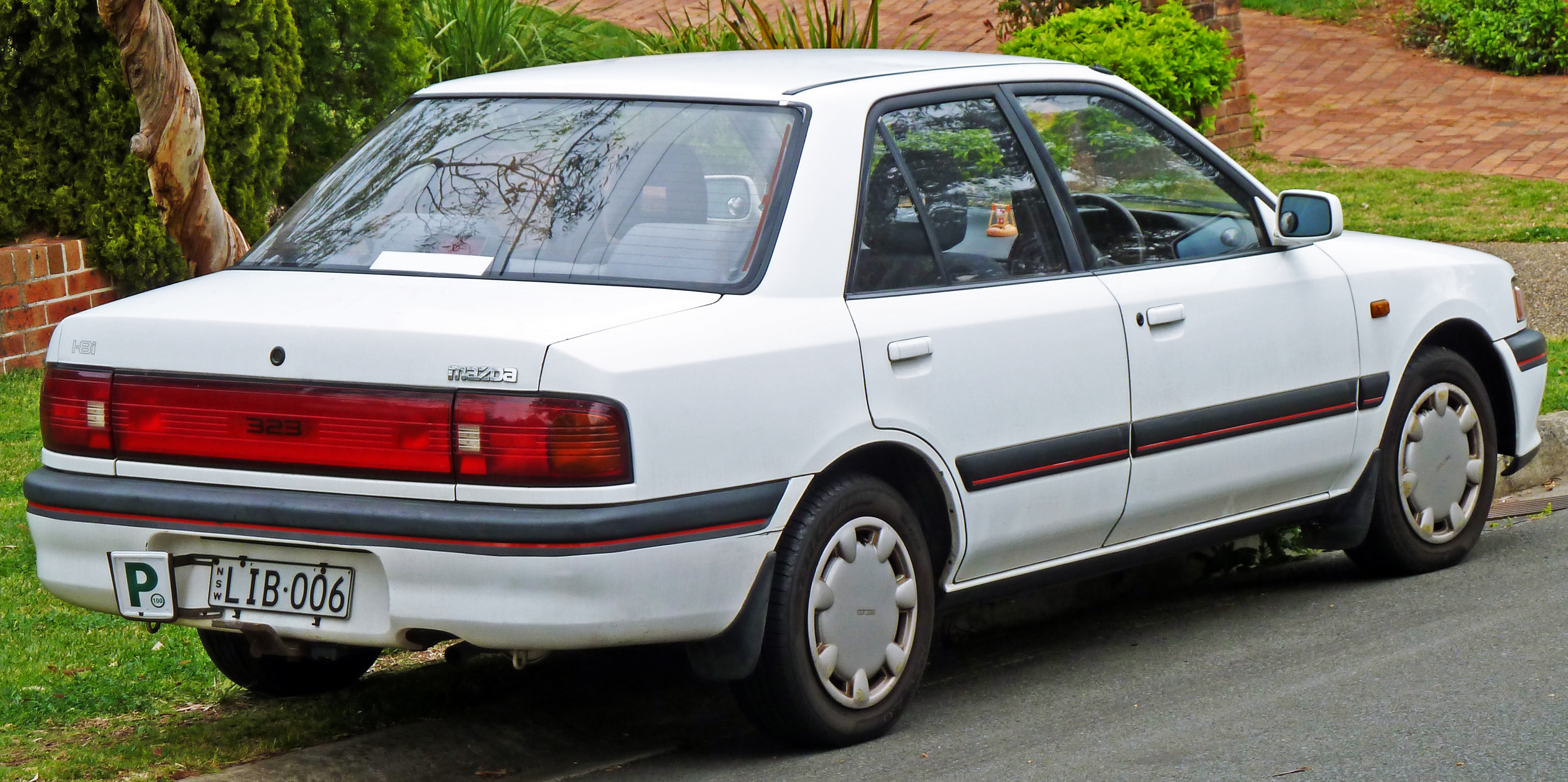 Dossier: 1991-1994 Mazda 323 (série BG 2) berline 01.jpg