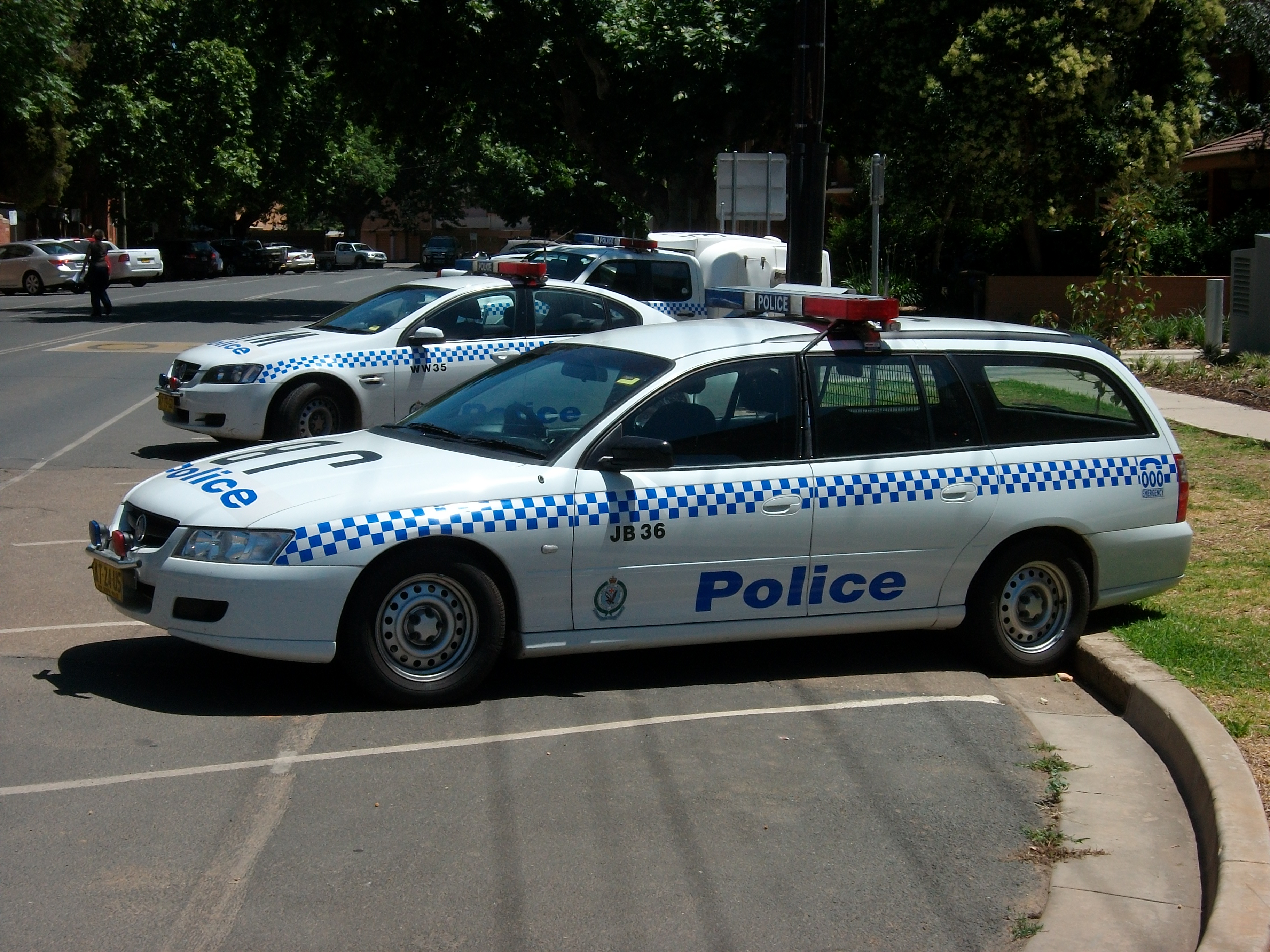 Fichier: NSWPF - Holden VZ Commodore Executive break.jpg