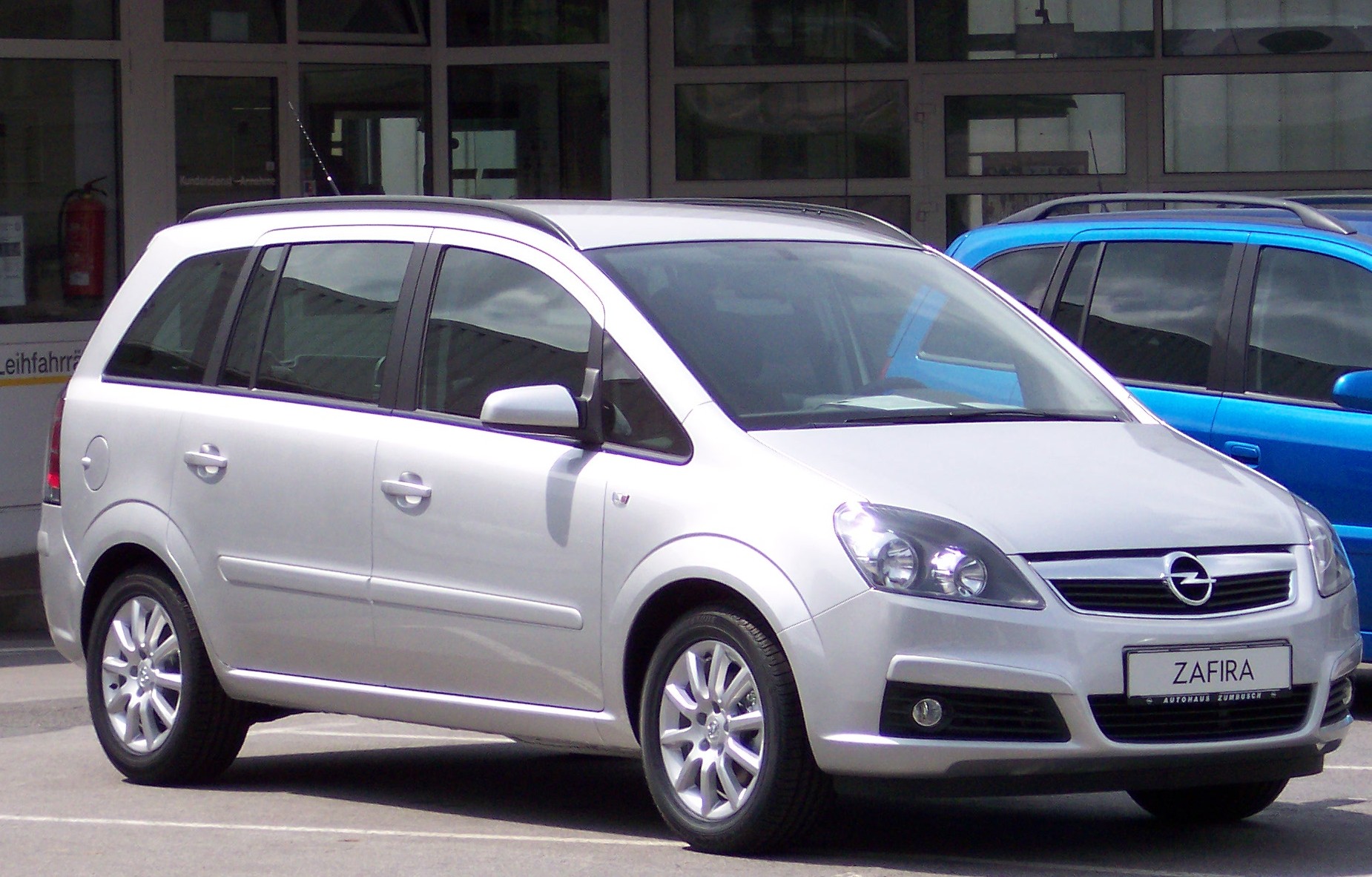 Opel Zafira â€” un modèle fabriqué par Opel. Le modèle a reçu de nombreuses critiques
