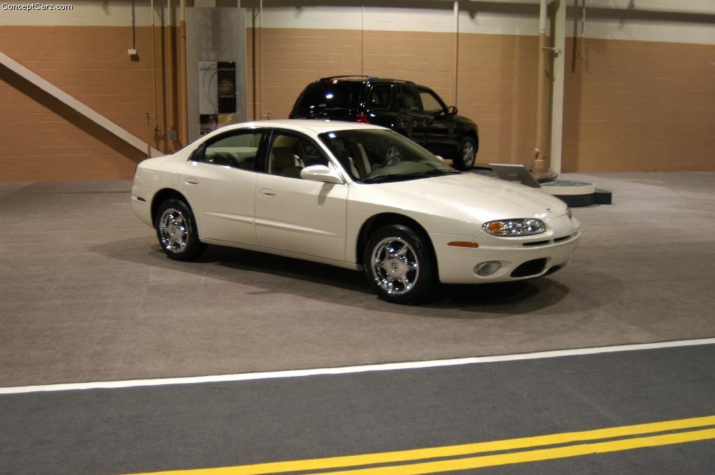 Résultats et données des enchères pour 2003 Oldsmobile Aurora/Conceptcarz.