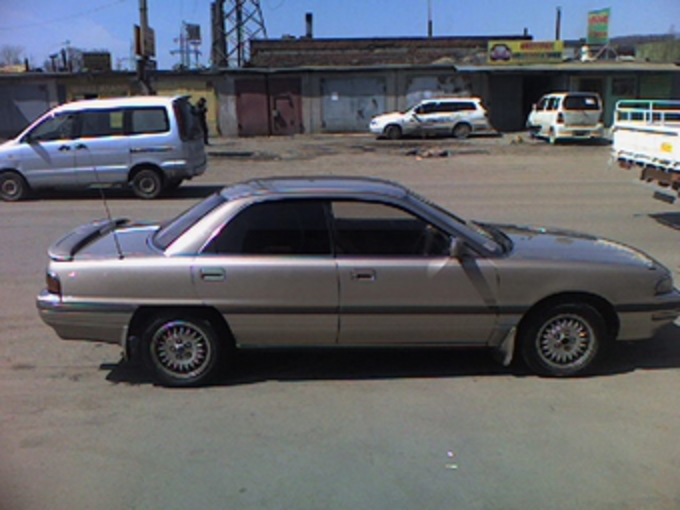 Le modèle Mazda Persona commence en 1989 au Japon. La fin de la marque est 1990.