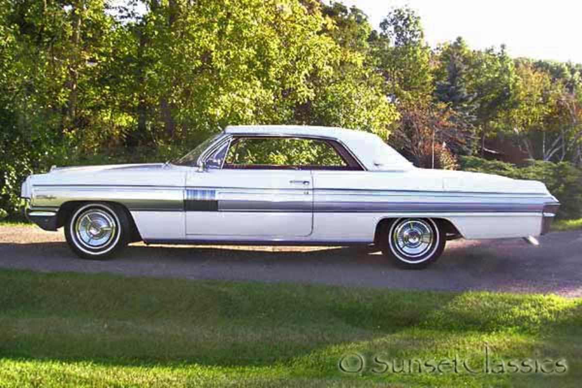 En vente aux enchères est cette belle Oldsmobile Starfire de 1962.