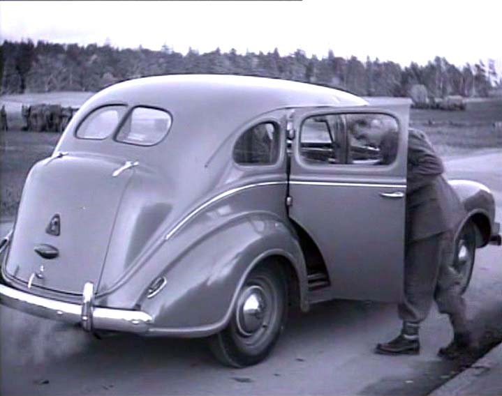 IMCDb.org : Berline Dodge Royal Touring de 1939 [DP-8] dans 
