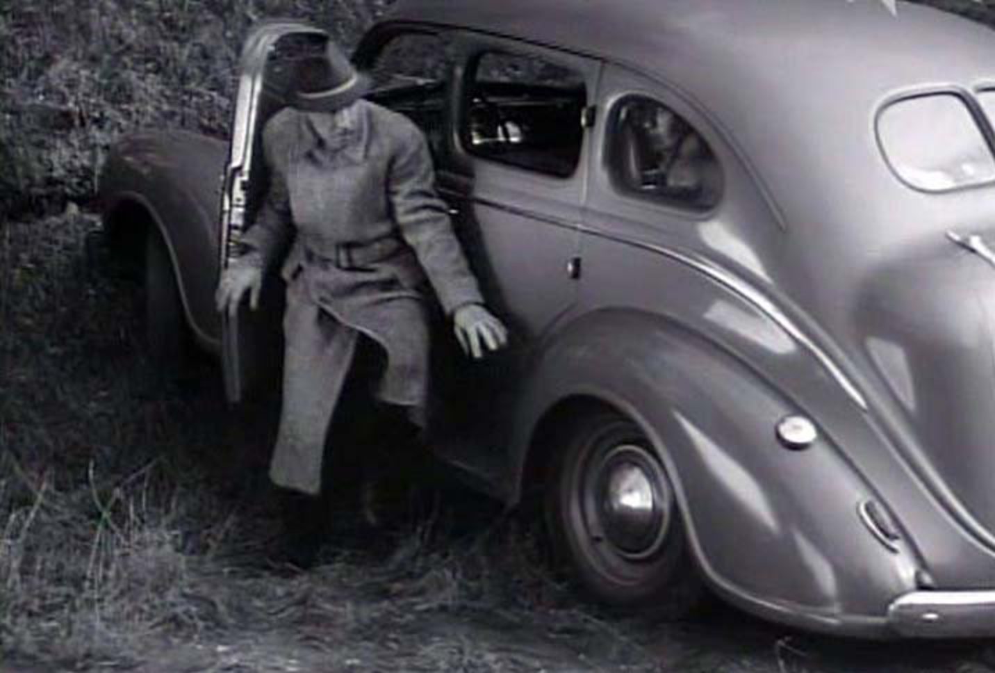 IMCDb.org : Berline Dodge Royal Touring de 1939 [DP-8] dans 