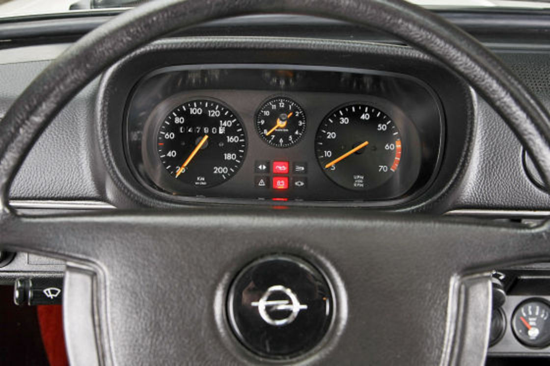 Opel Kadett Automatique. Voir Télécharger le fond d'écran. 560x373. Commentaire