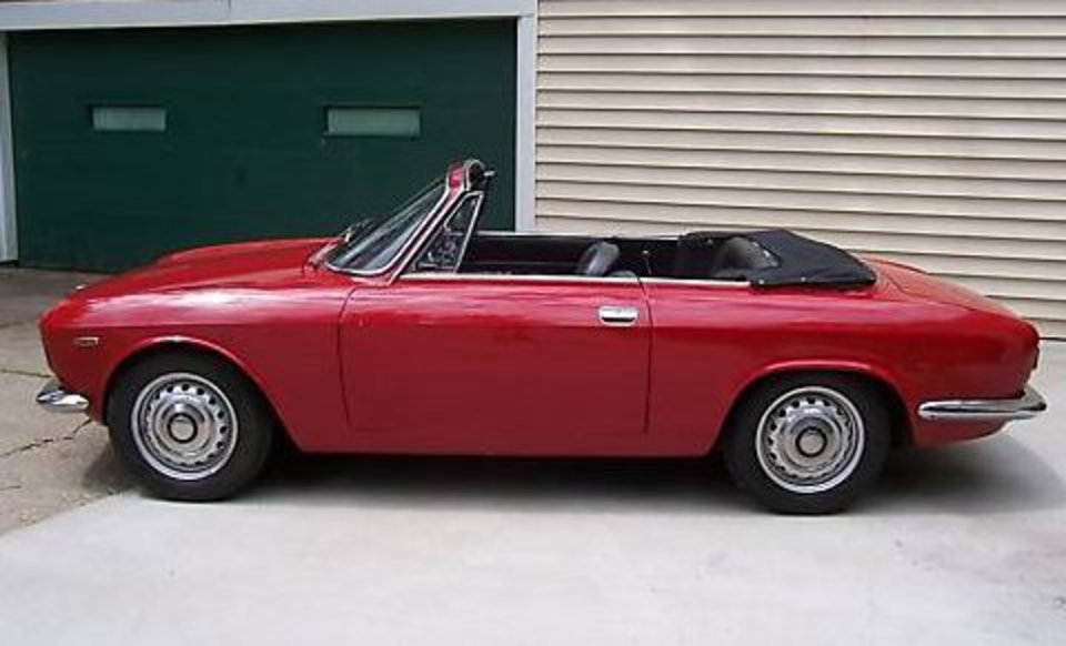 Profil Alfa Romeo Giulia GTC 1965. L'intérieur dispose de la Norme-spec