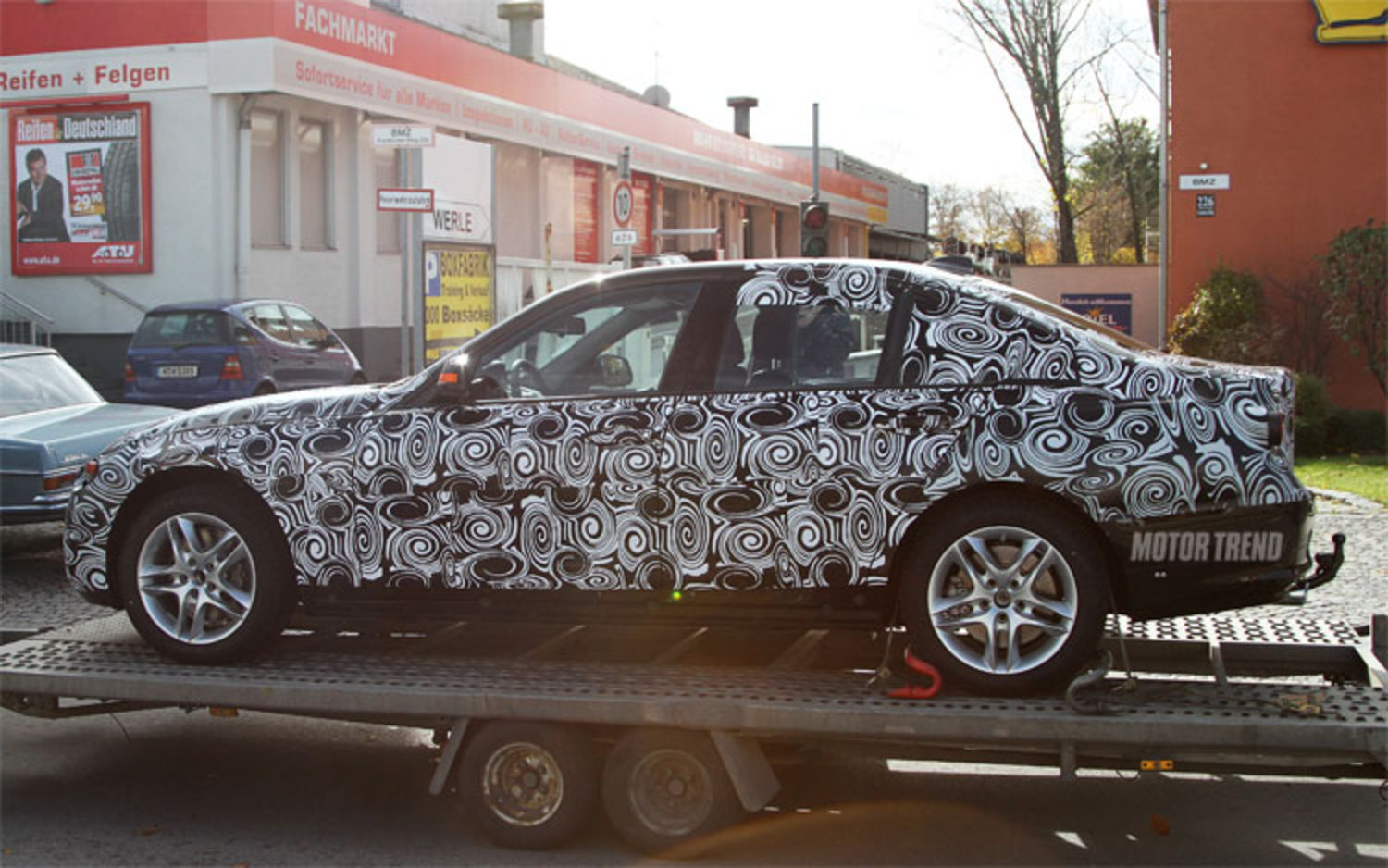 Vue latérale du prototype BMW Série 3 2012. Attendez-vous à une grille à double rein qui est