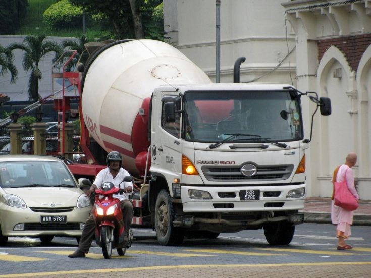 Hino 500 (Ranger, Validus) camion readymix 6x4 à Kuala Lumpur,