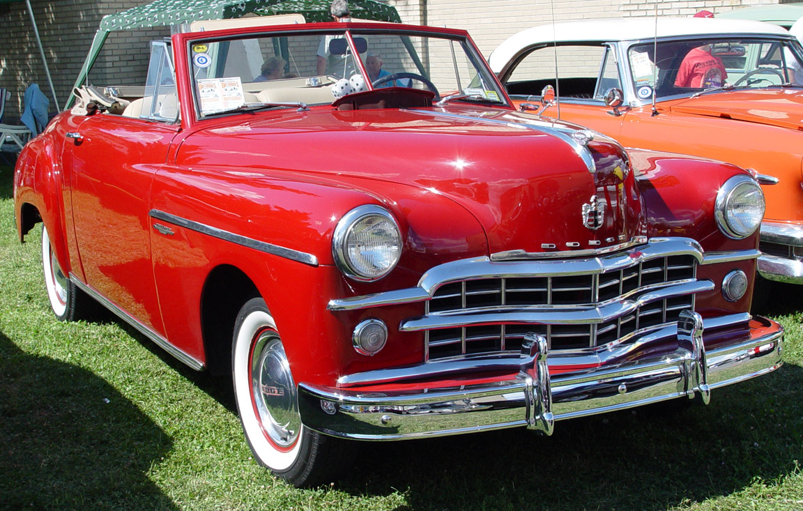 Cabriolet Dodge 1949 - Rouge - Angle avant. Copyright de l'image Roues Sérieuses
