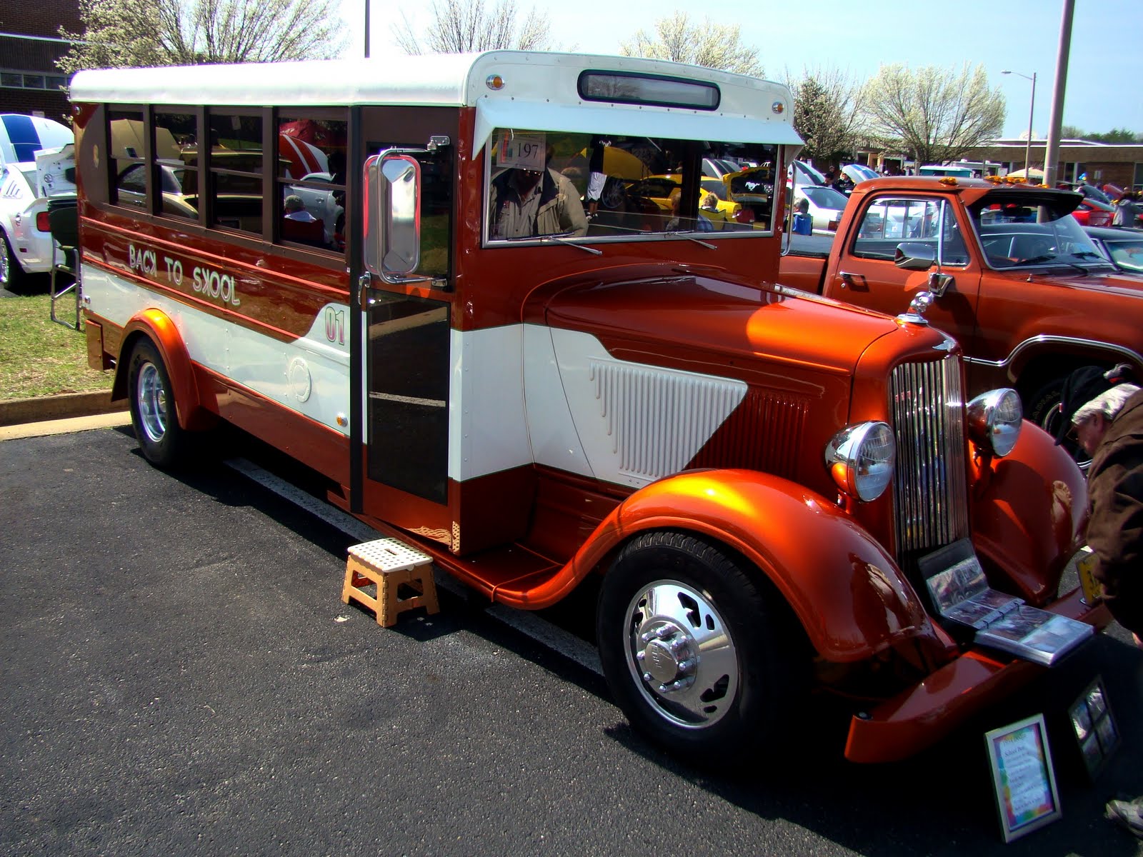 la tige de rue la plus cool n'était pas une voiture du tout. c'était un autobus scolaire Dodge de 34!