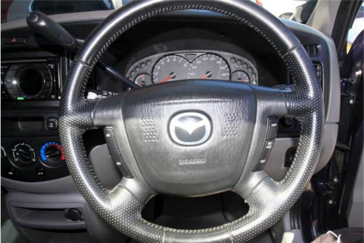 Mazda Tribute Limited V6 - énorme collection de voitures, actualités et critiques automobiles,
